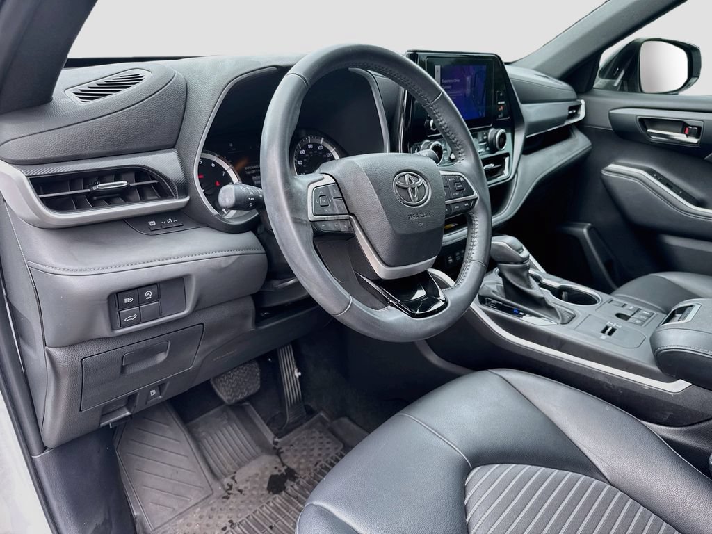 Used 2024 Toyota Highlander XSE FWD image 10