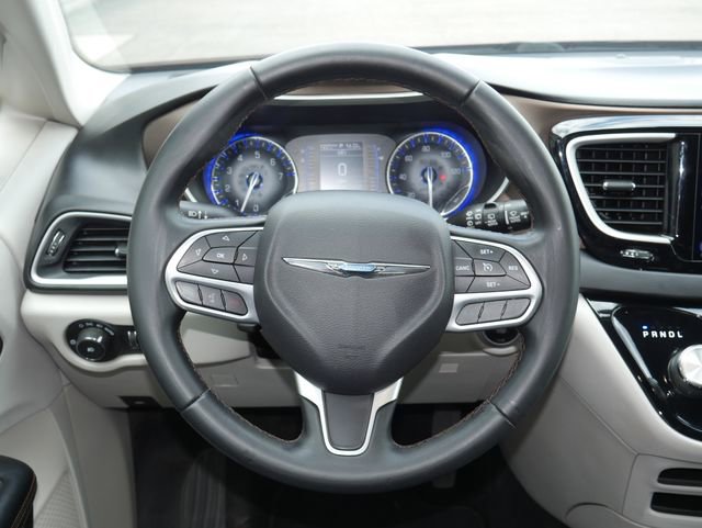 Used 2017 Chrysler Pacifica Touring-L image 16