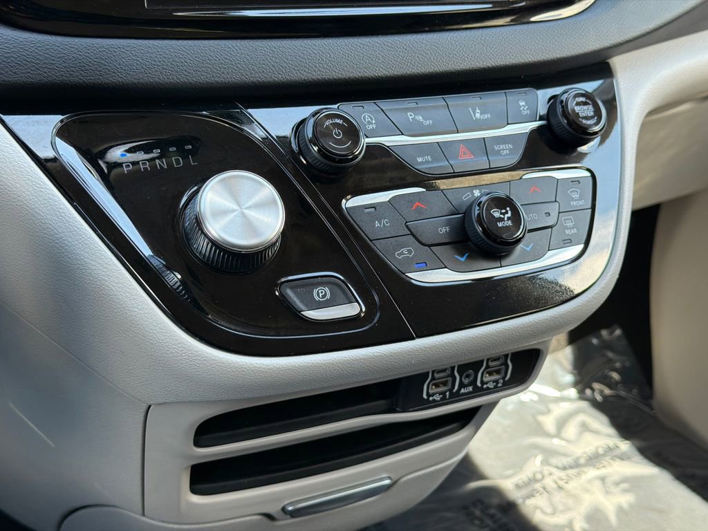 Used 2023 Chrysler Pacifica Touring-L image 29