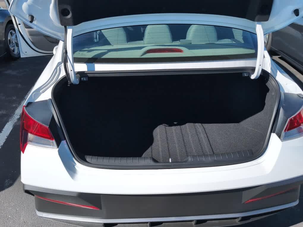 New 2026 Hyundai Elantra SE FWD image 18