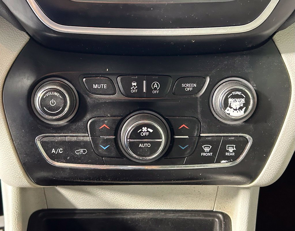 Used 2021 Jeep Cherokee Latitude Lux w/ Sun & Sound Group AWD/4WD image 20