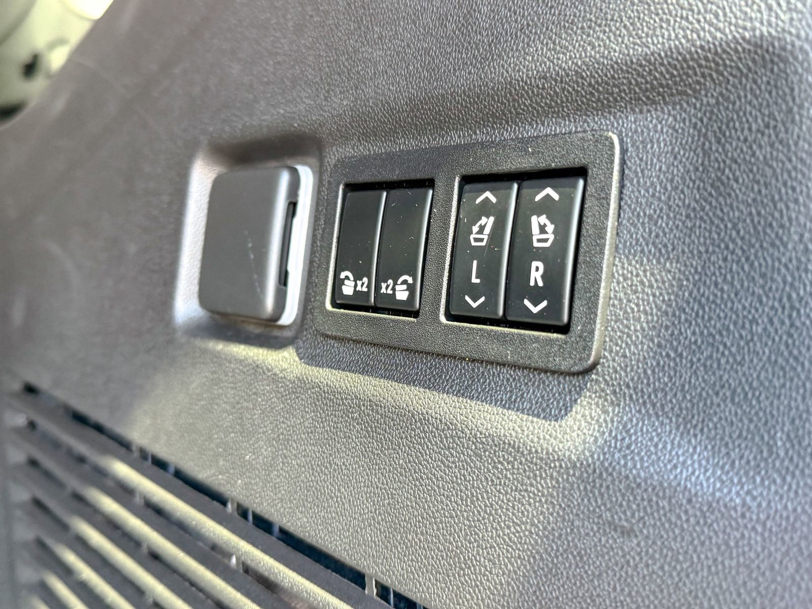 Used 2022 Chevrolet Suburban High Country AWD/4WD image 40