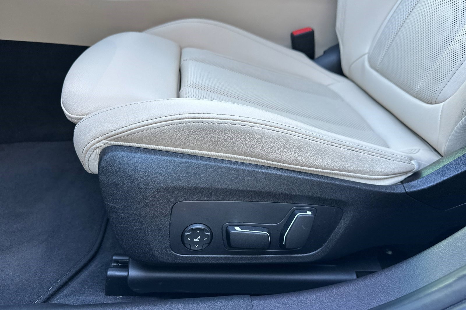 Used 2025 BMW 330i Sedan w/ Premium Package image 14