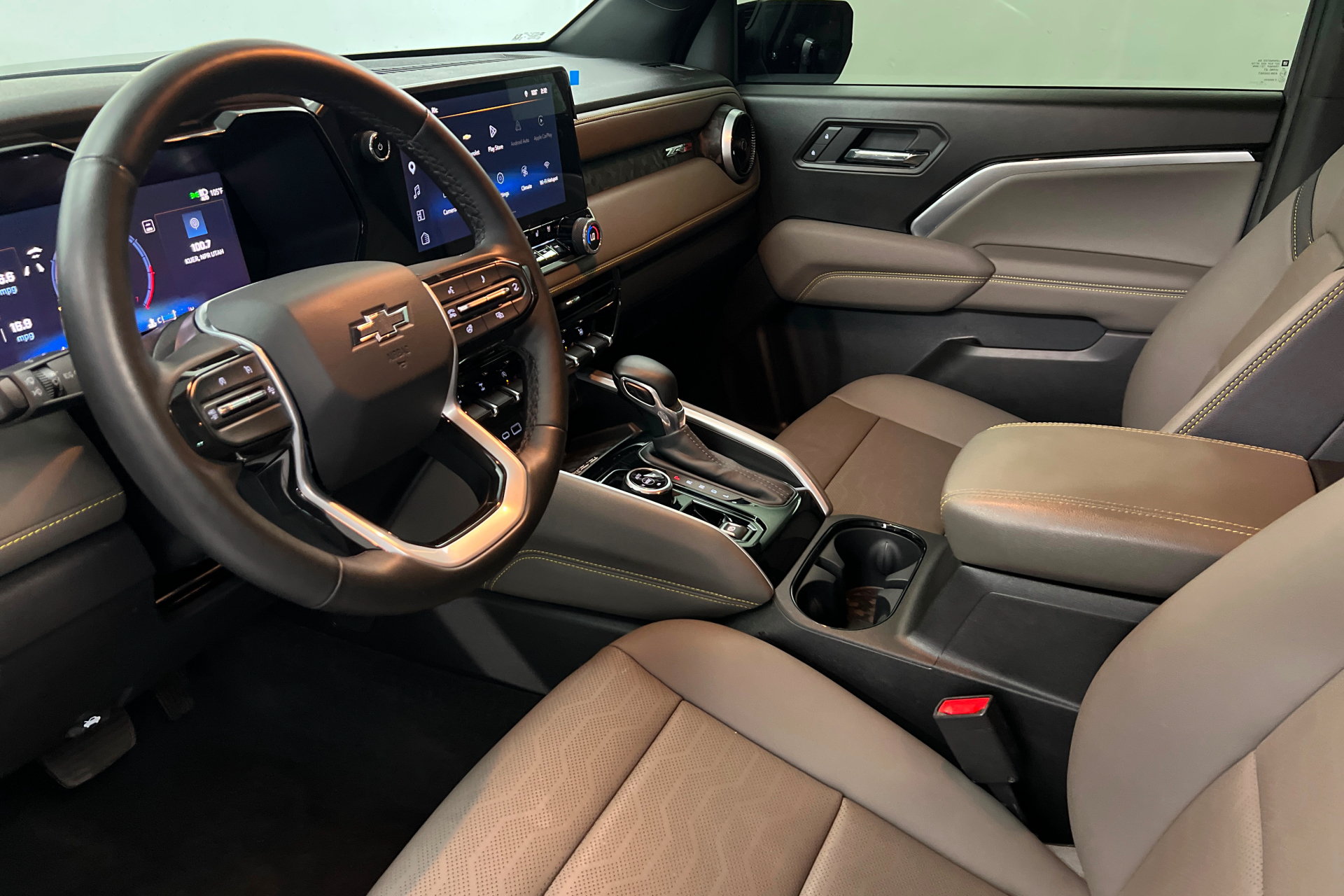 Used 2026 Chevrolet Colorado ZR2 w/ Technology Package AWD/4WD image 17