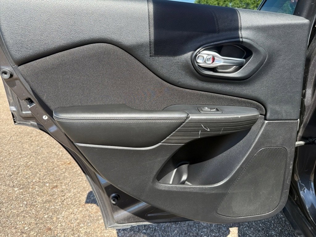 Used 2015 Jeep Cherokee Latitude FWD image 39