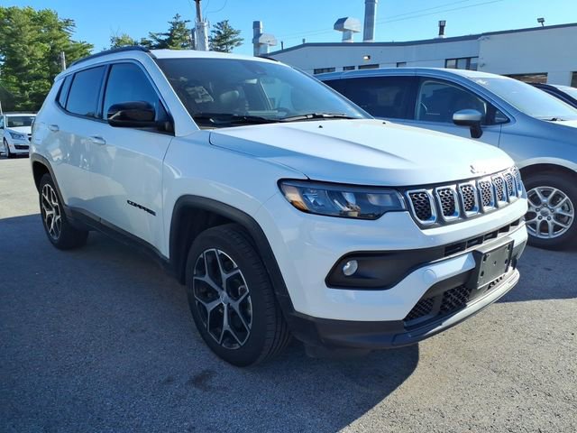 Used 2024 Jeep Compass Latitude w/ Altitude Special Edition AWD/4WD image 4