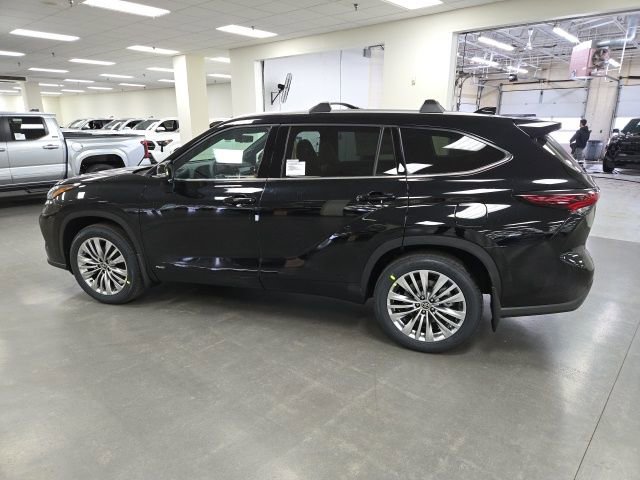 New 2026 Toyota Highlander Platinum image 3
