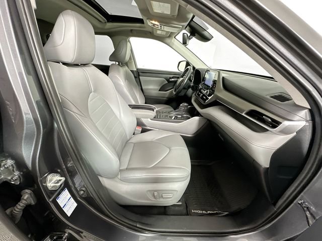 Used 2020 Toyota Highlander XLE AWD/4WD image 30