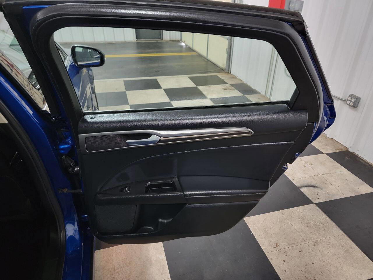 Used 2017 Ford Fusion SE w/ Fusion SE Technology Package FWD image 19