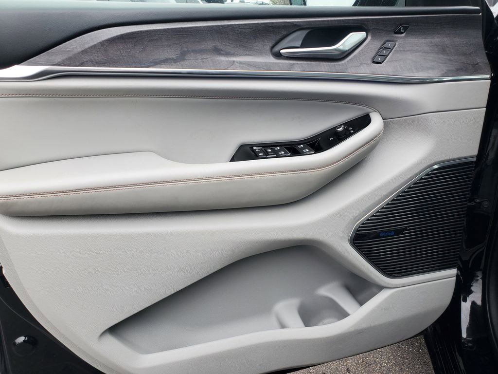 Used 2022 Jeep Grand Cherokee Overland w/ Luxury Tech Group IV AWD/4WD image 13