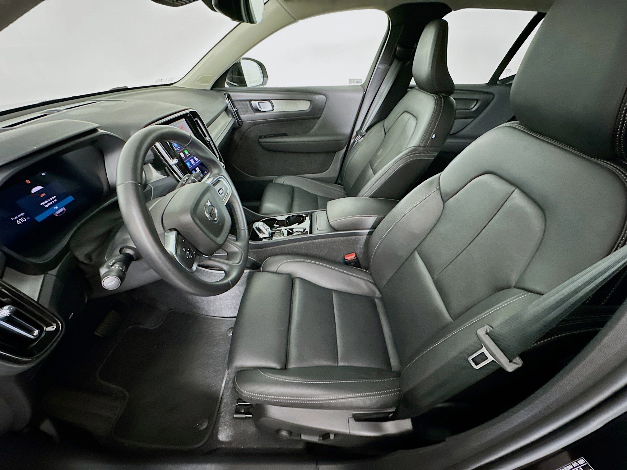 Used 2025 Volvo XC40 B5 Plus image 13