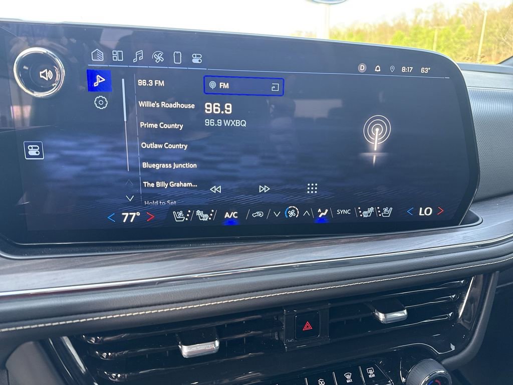 Used 2025 Chevrolet Suburban Premier AWD/4WD image 13