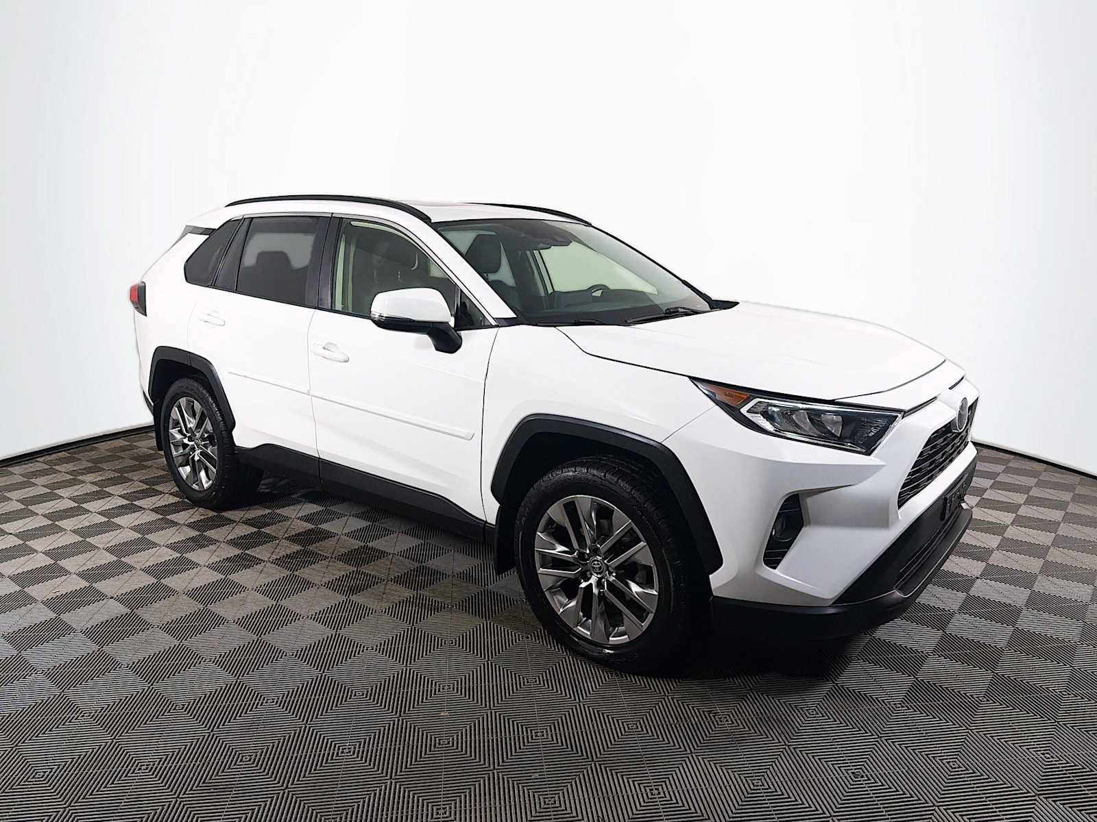 Used 2020 Toyota RAV4 XLE Premium image 3