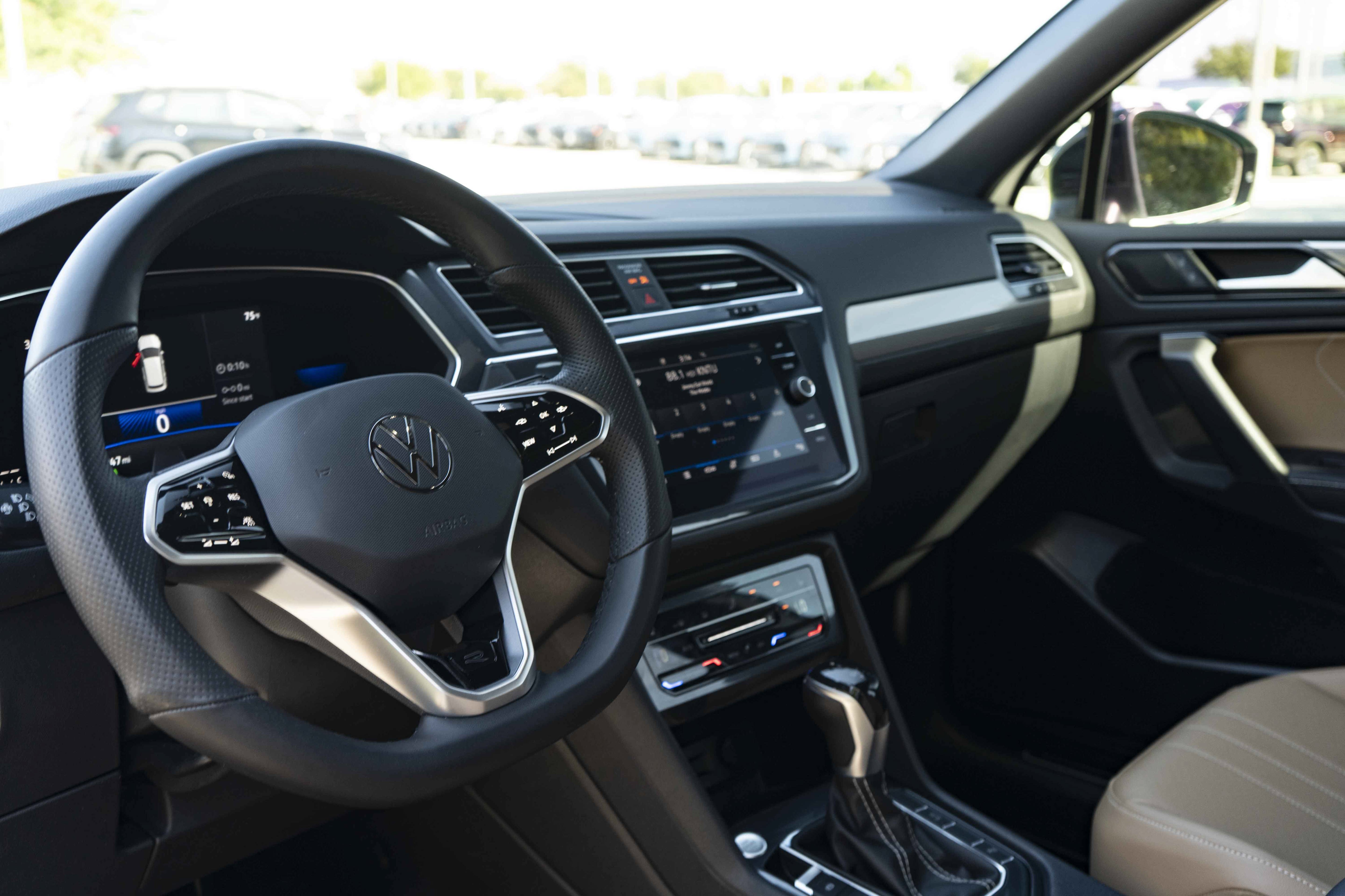 Certified 2022 Volkswagen Tiguan SE R-Line FWD image 15