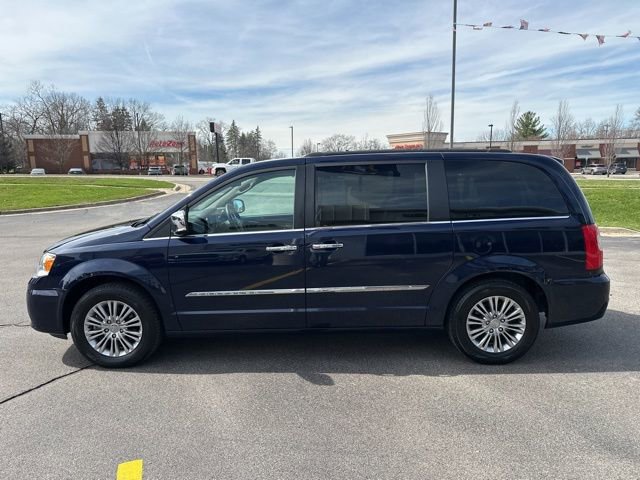Used 2016 Chrysler Town & Country Touring-L w/ Driver Convenience Group image 6