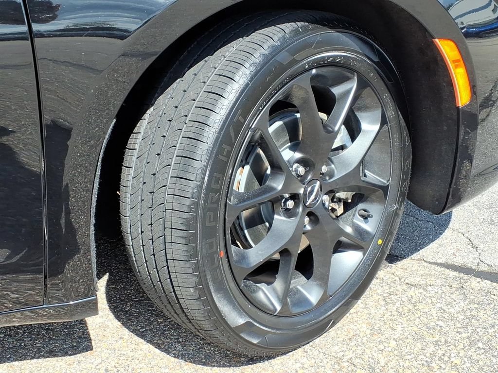 Used 2025 Chrysler Pacifica Limited FWD image 9