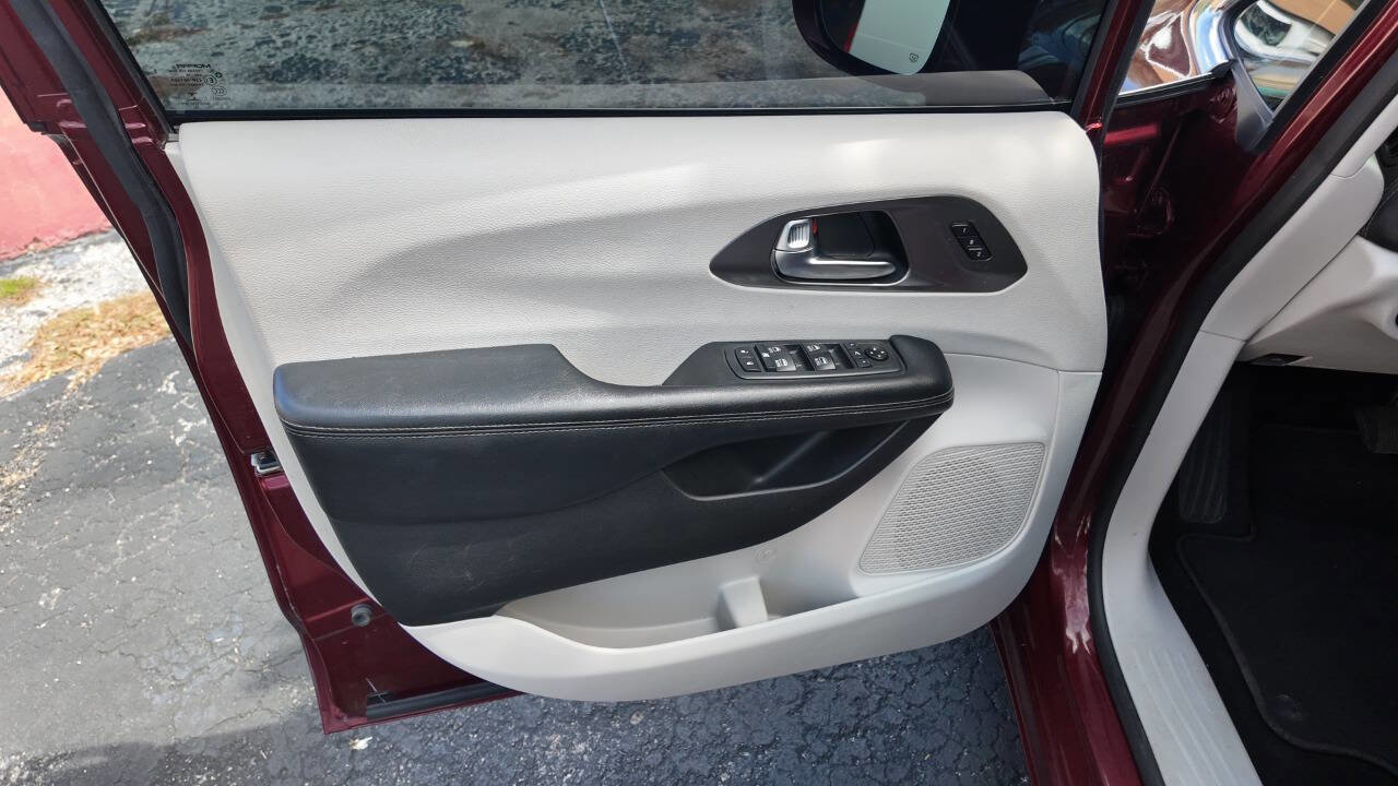 Used 2019 Chrysler Pacifica Limited FWD image 17