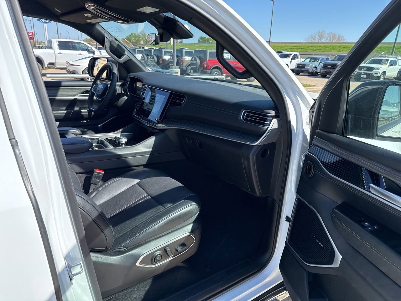 Used 2024 Jeep Wagoneer L Series II w/ Flexible Seating Group image 15