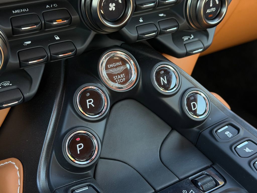 Used 2021 Aston Martin V8 Vantage Coupe image 28