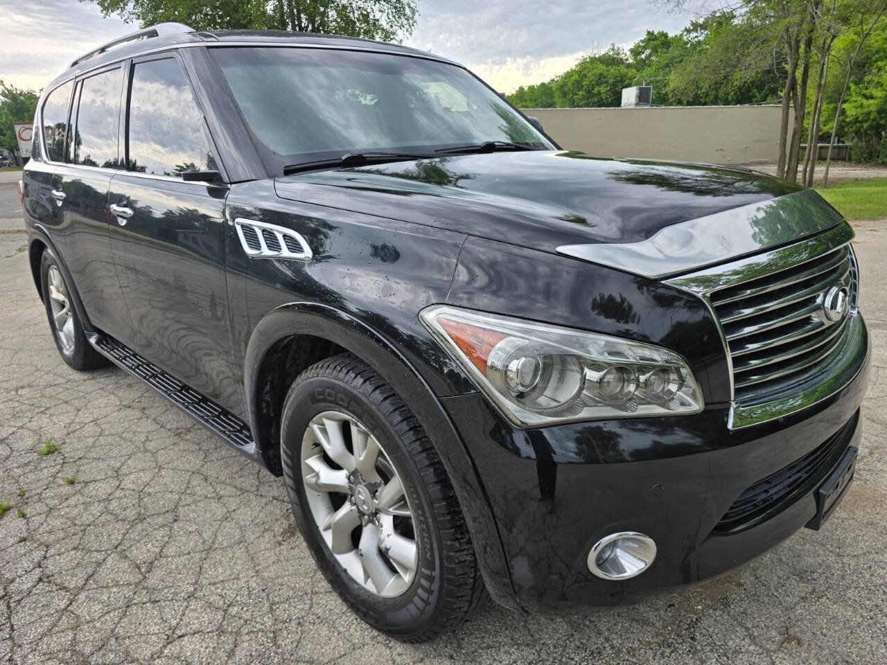 Used 2011 INFINITI QX56 4WD w/ Theater Pkg image 3