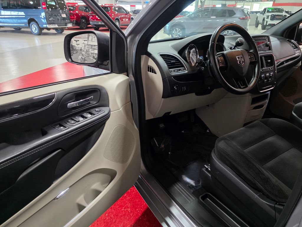 Used 2016 Dodge Grand Caravan SE FWD image 11