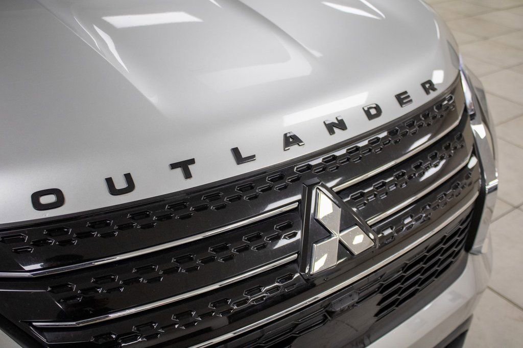 Used 2024 Mitsubishi Outlander ES image 12