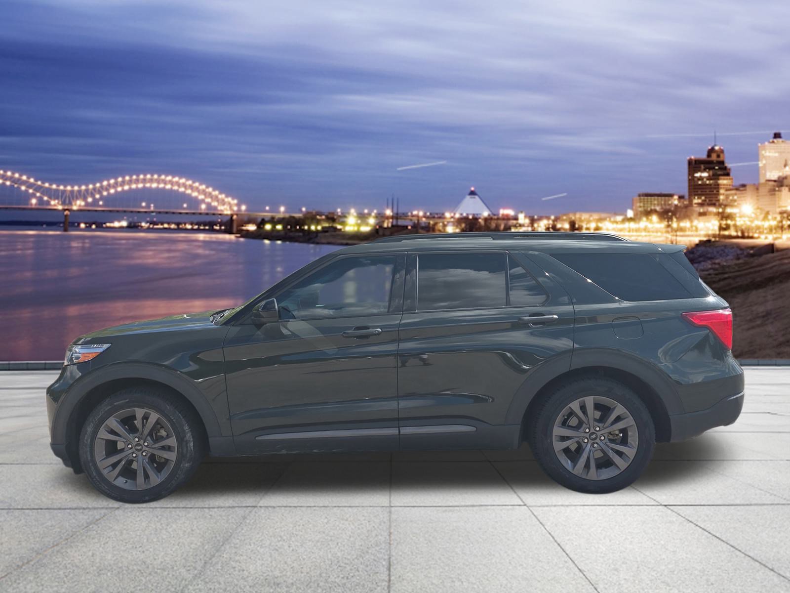 Used 2022 Ford Explorer XLT w/ Equipment Group 202A image 2