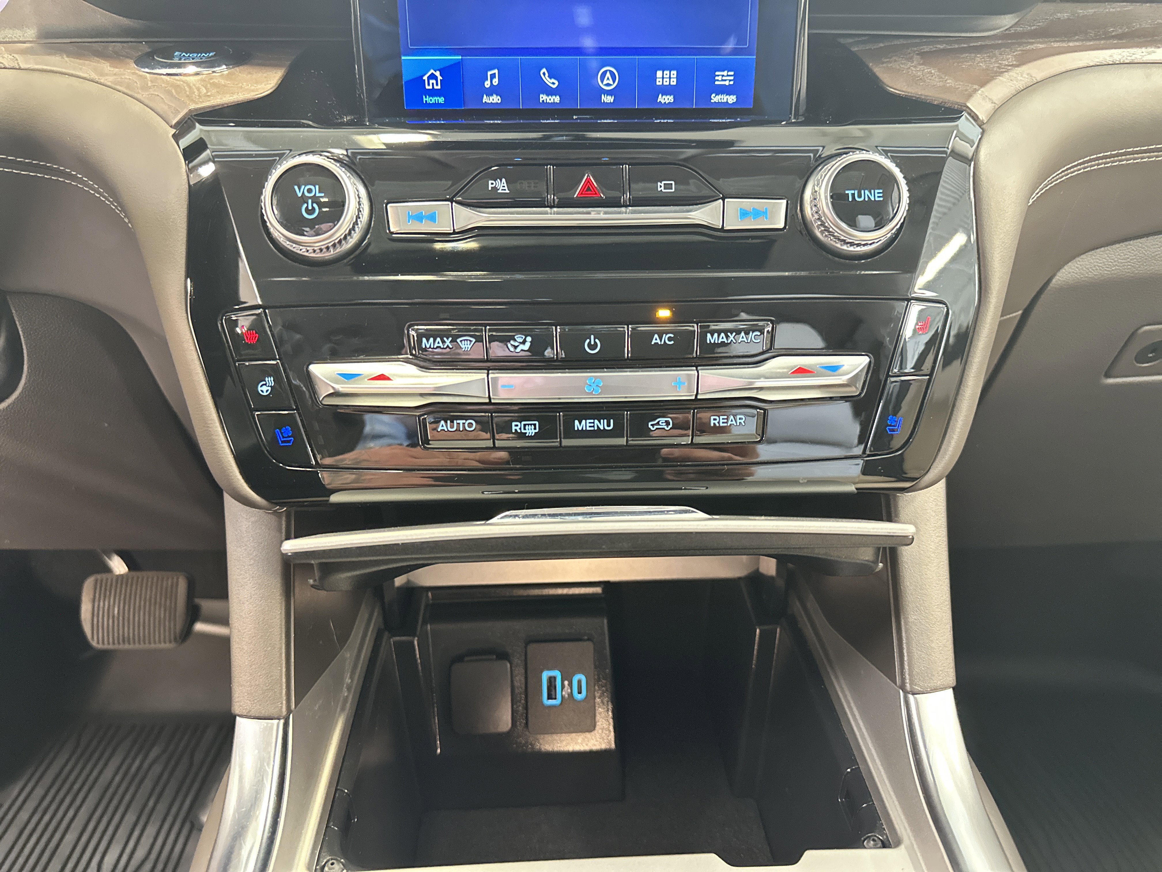 Used 2022 Ford Explorer Platinum w/ Technology Package image 36