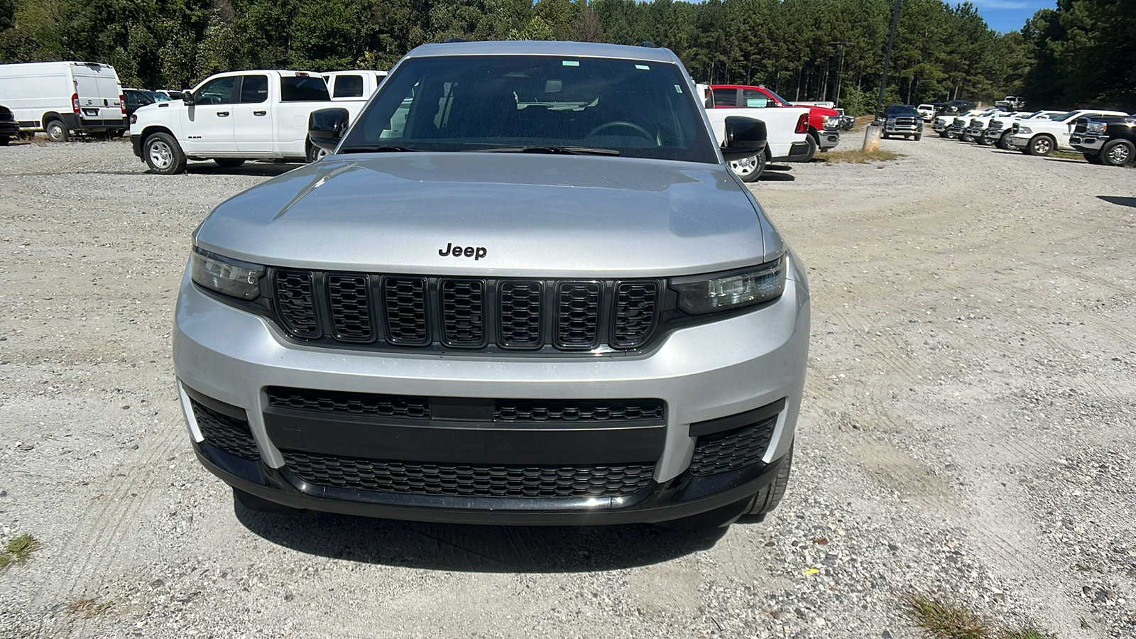 Used 2024 Jeep Grand Cherokee L Laredo image 3