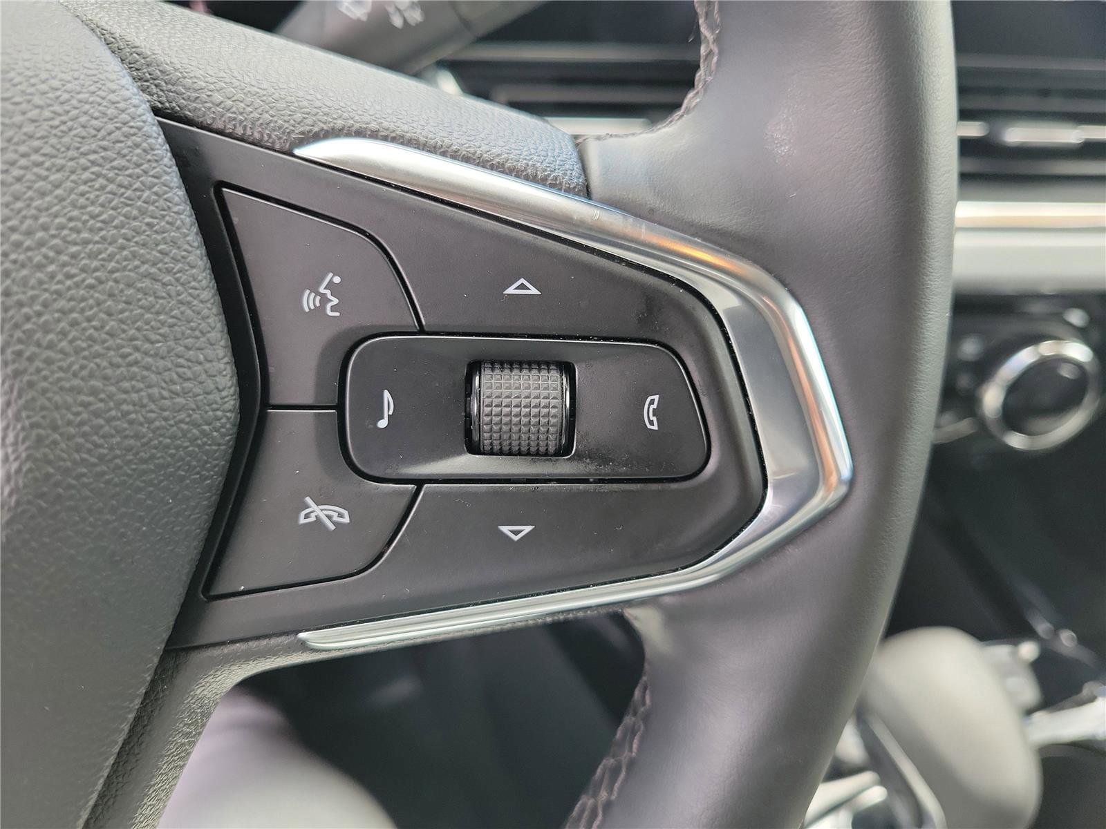 Used 2025 Chevrolet Trax LT w/ LT Convenience Package image 23