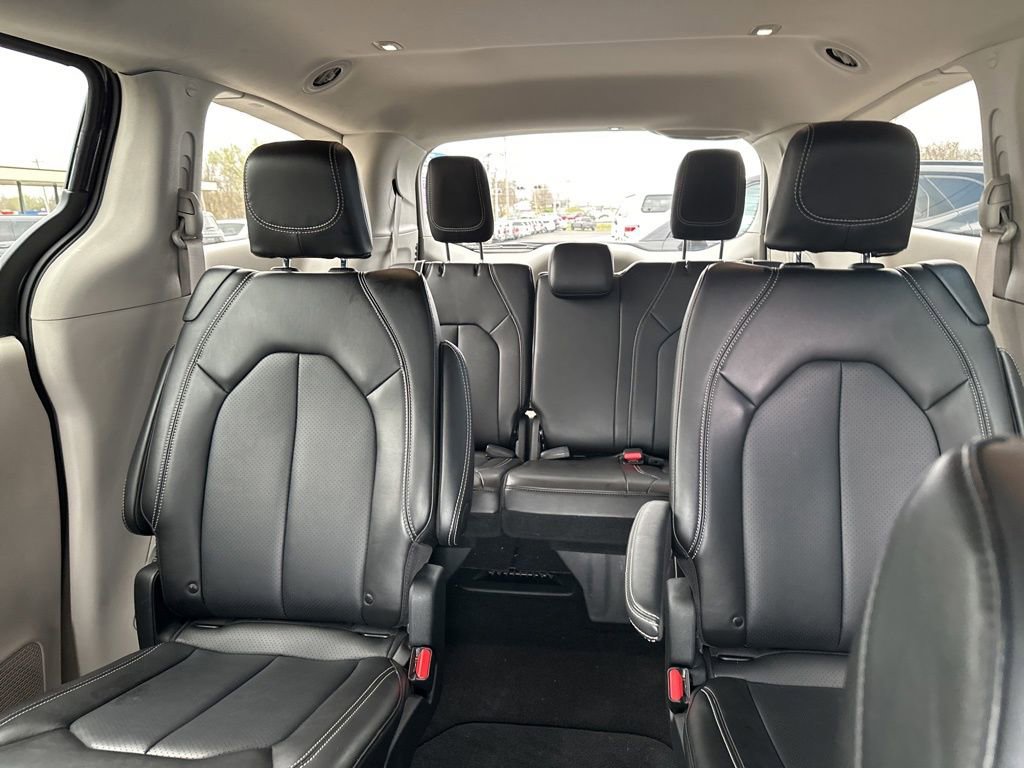 Used 2024 Chrysler Pacifica Touring-L image 20