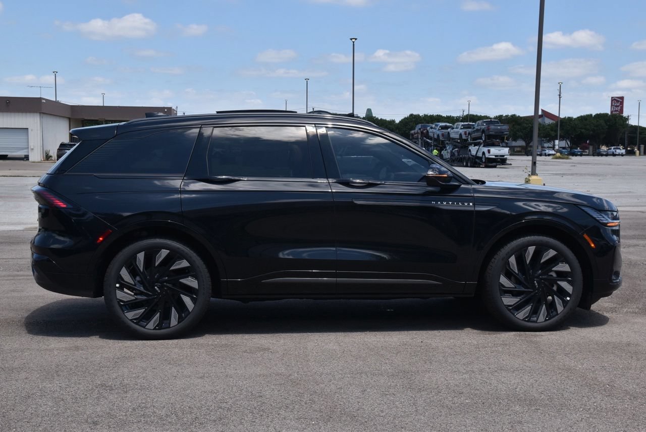 New 2026 Lincoln Nautilus Reserve w/ Jet Appearance Package AWD/4WD image 12