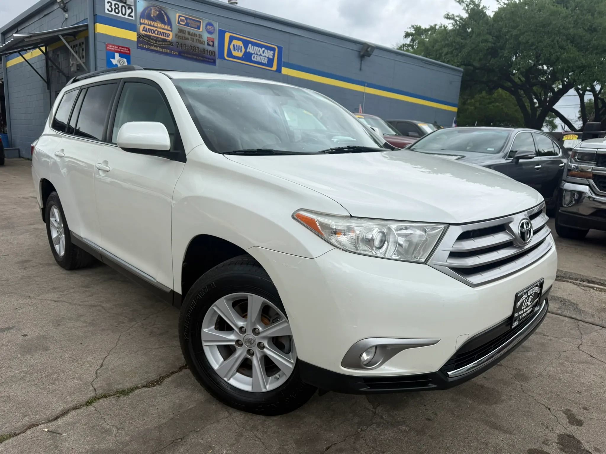 Used 2013 Toyota Highlander SE image 1