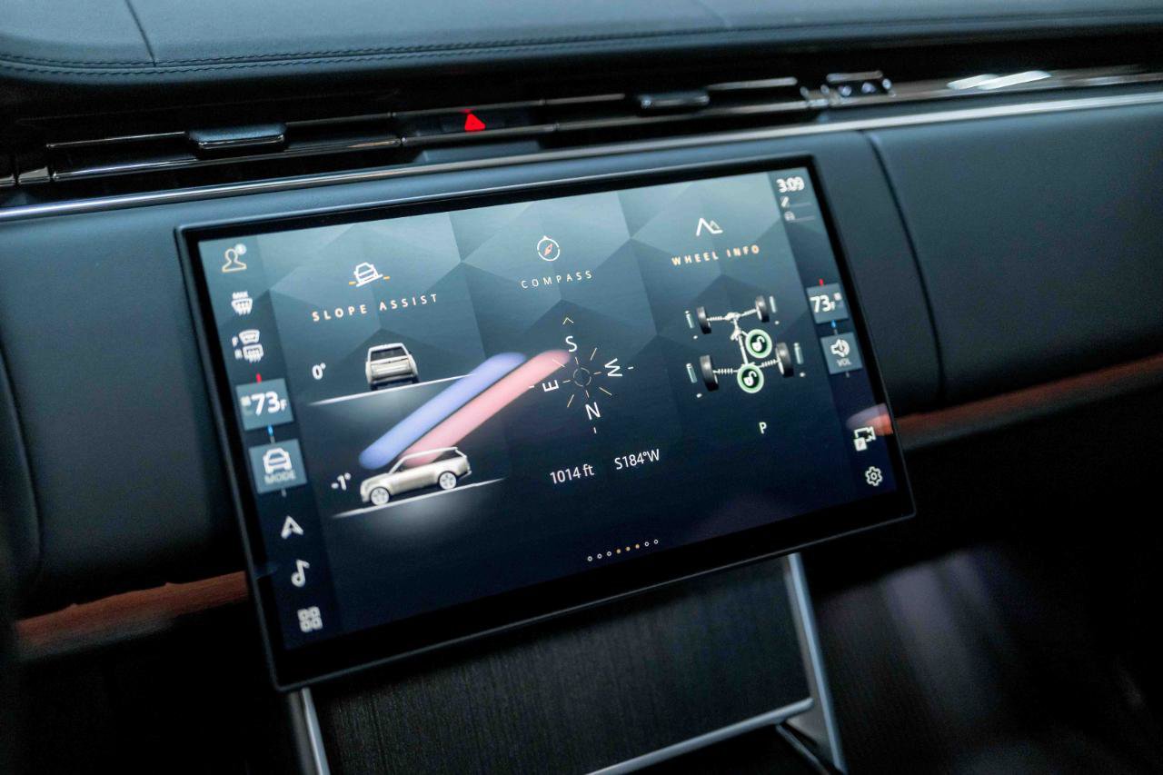 Used 2025 Land Rover Range Rover SE image 65