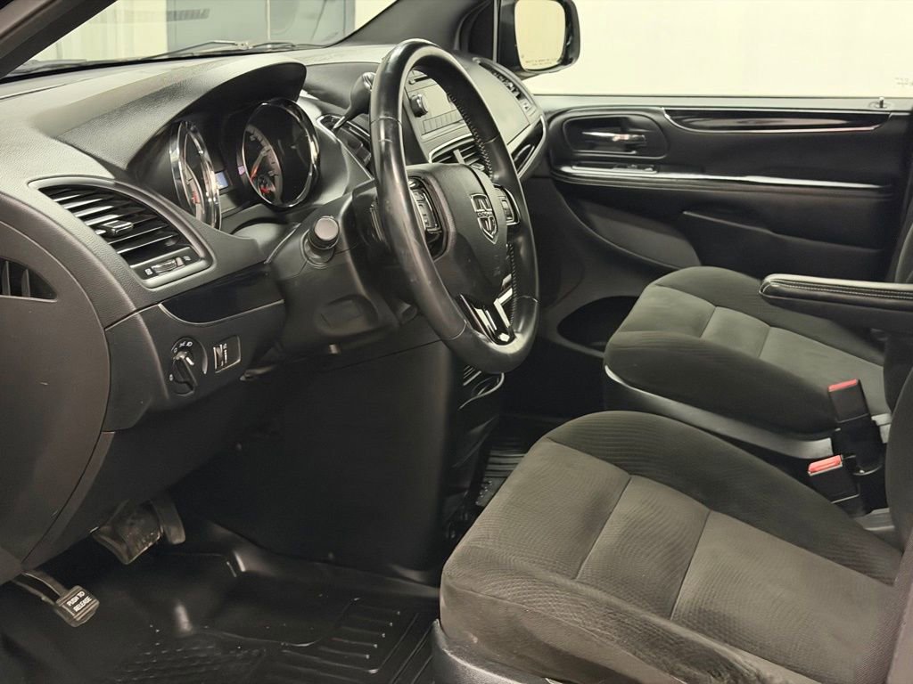 Used 2016 Dodge Grand Caravan SE image 26