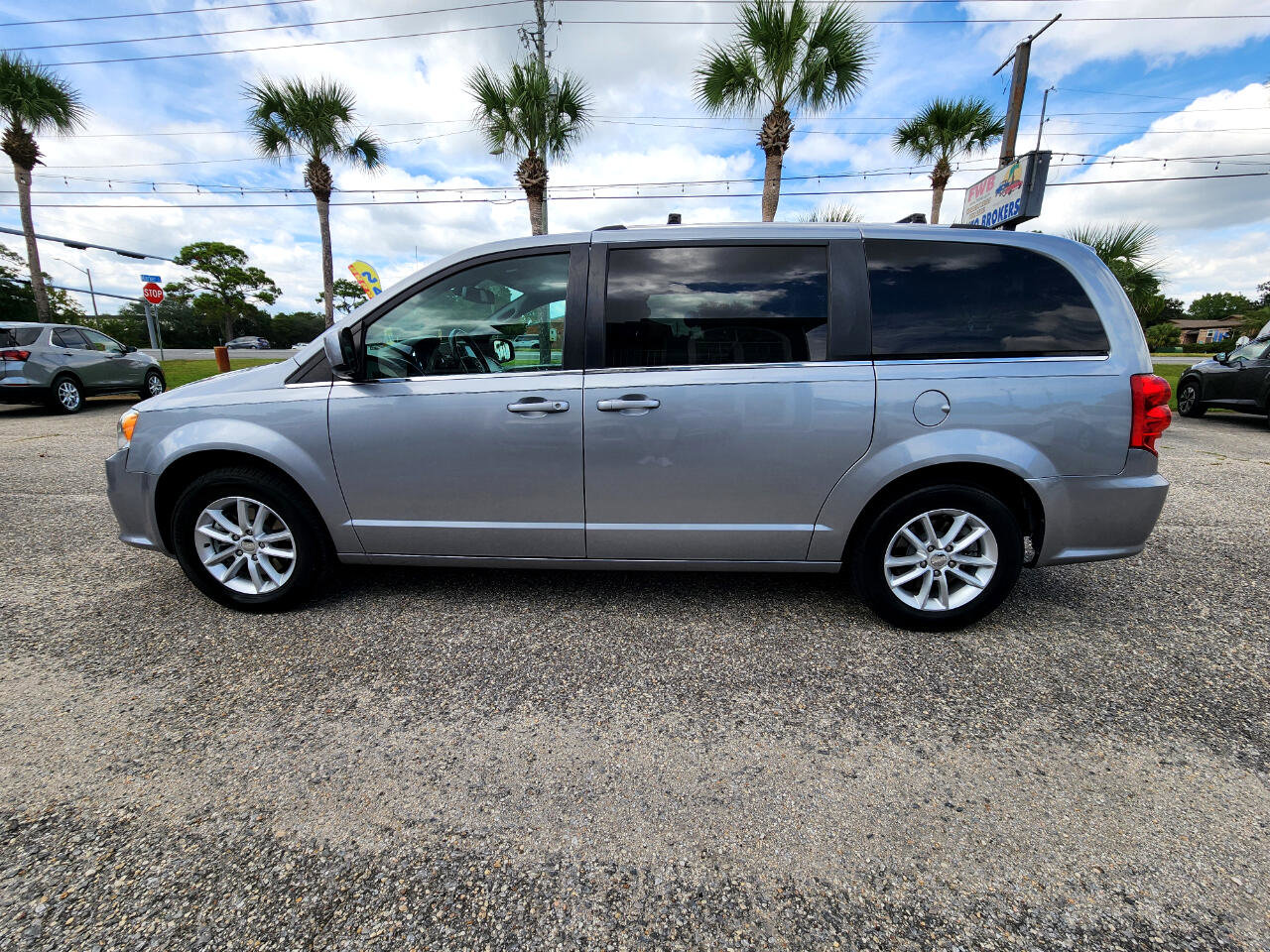 Used 2019 Dodge Grand Caravan SXT image 2