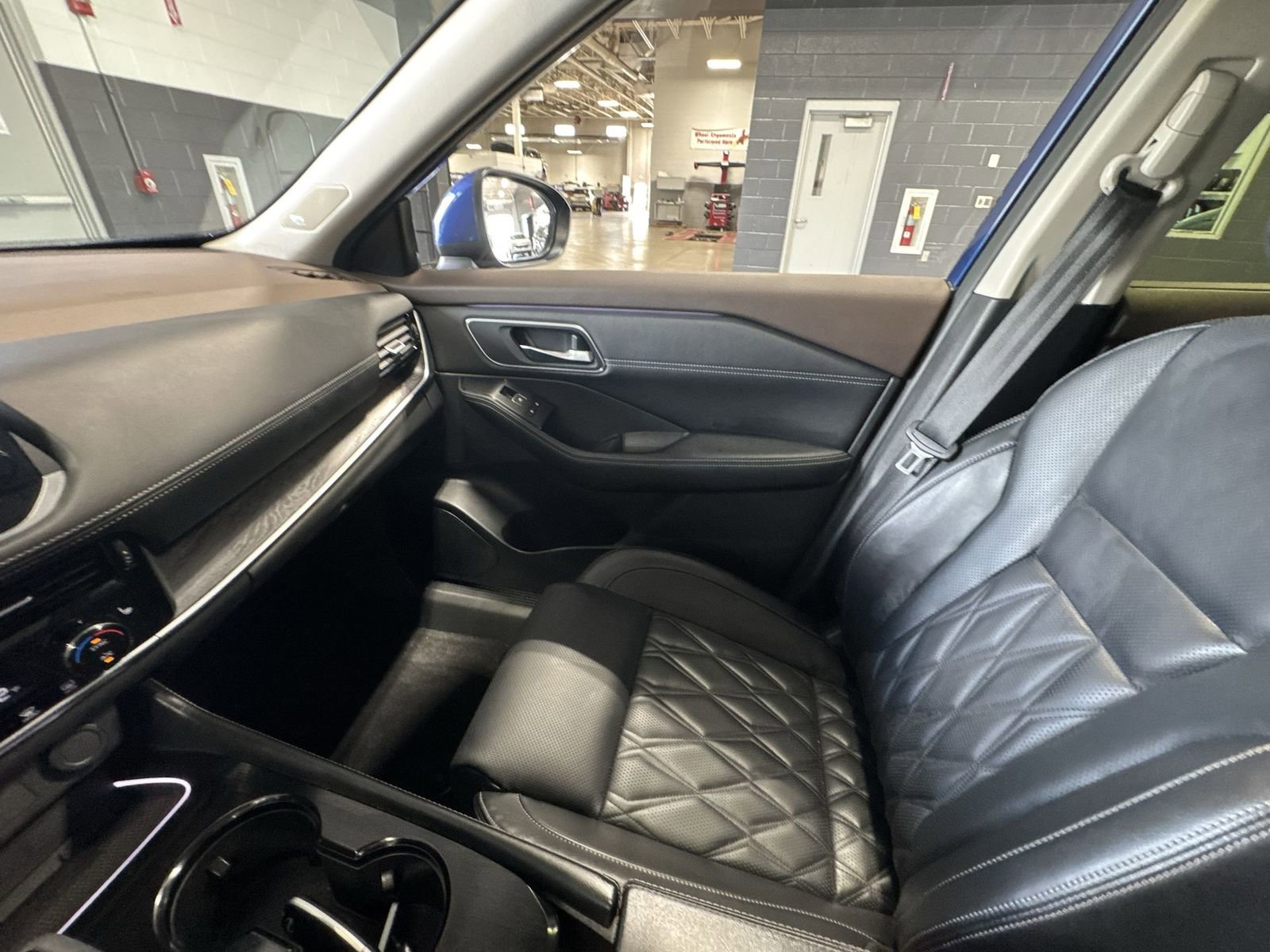 Certified 2023 Nissan Rogue Platinum w/ Platinum Premium Package AWD/4WD image 3