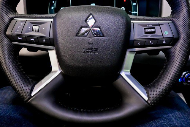 Used 2025 Mitsubishi Outlander AWD image 35