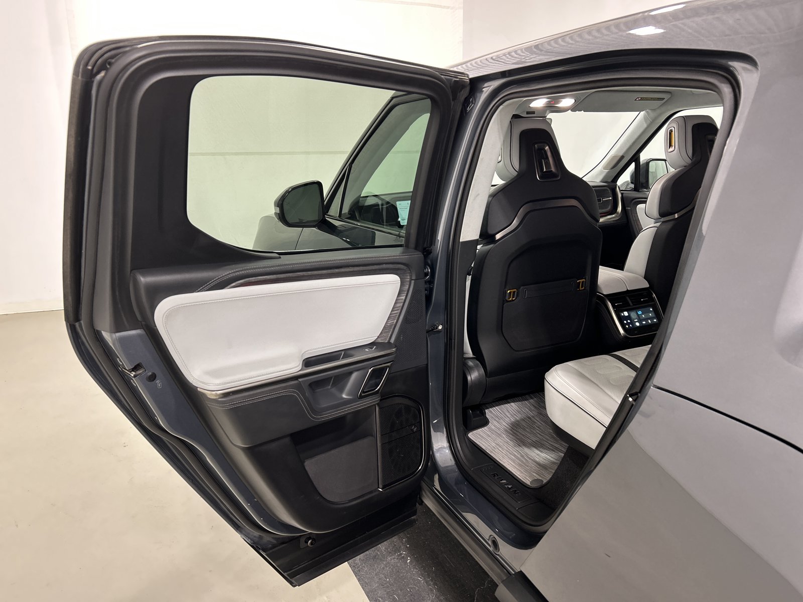 Used 2023 Rivian R1T Adventure AWD/4WD image 17