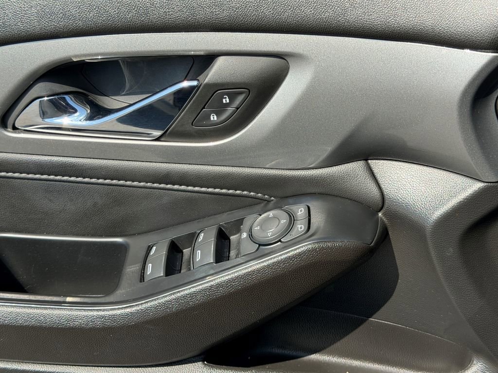 Used 2023 Chevrolet Traverse LT image 33