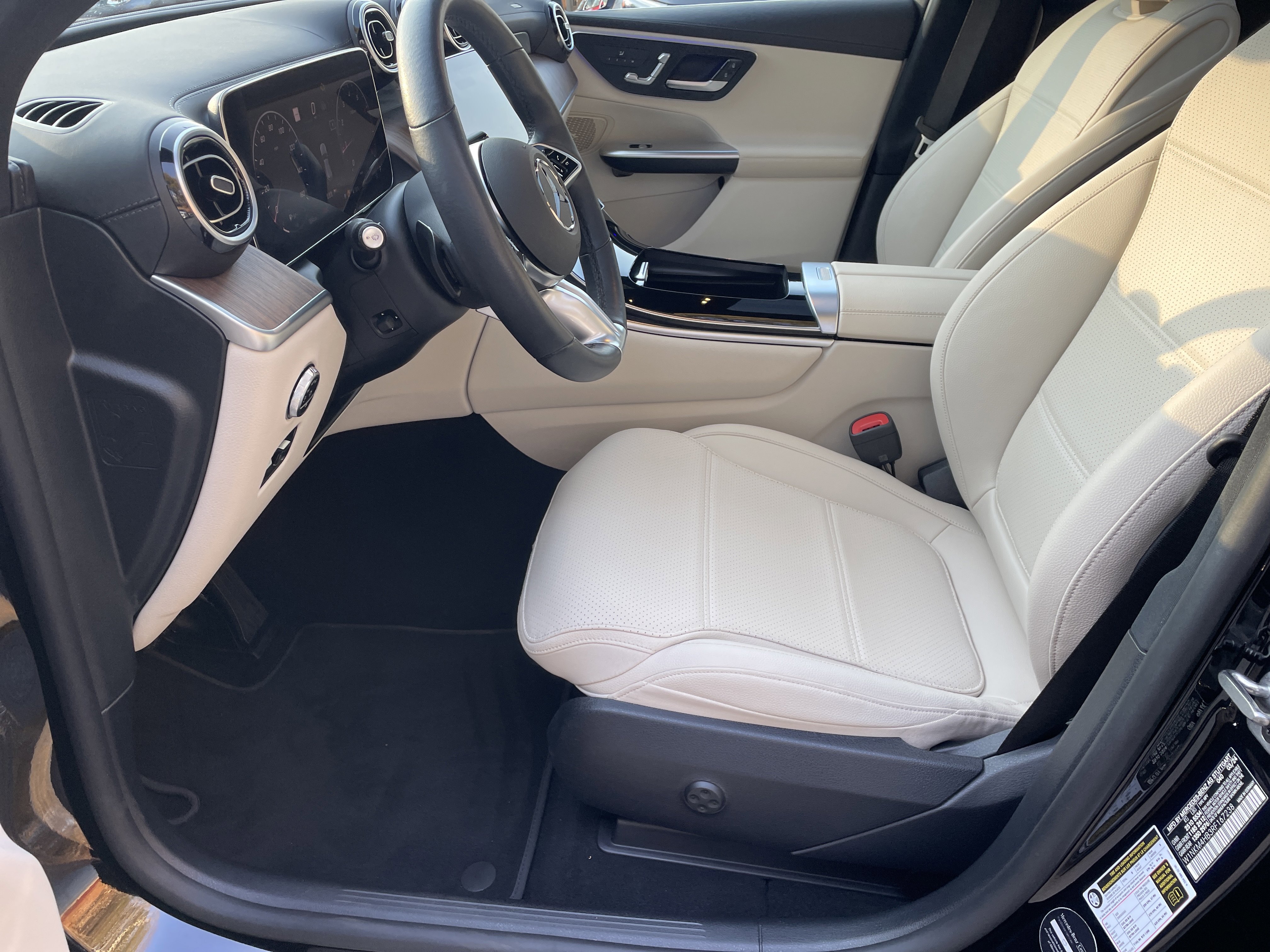 Used 2024 Mercedes-Benz GLC 300 4MATIC image 21