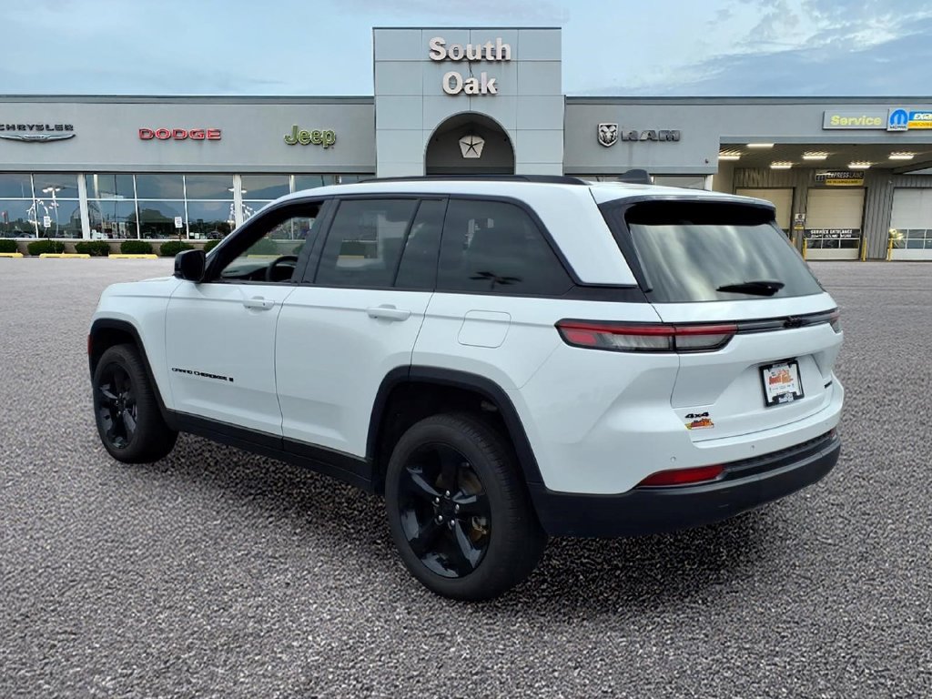 Used 2025 Jeep Grand Cherokee Limited w/ Black Appearance Package AWD/4WD image 4