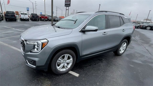 Used 2023 GMC Terrain SLE w/ Driver Convenience Package image 6