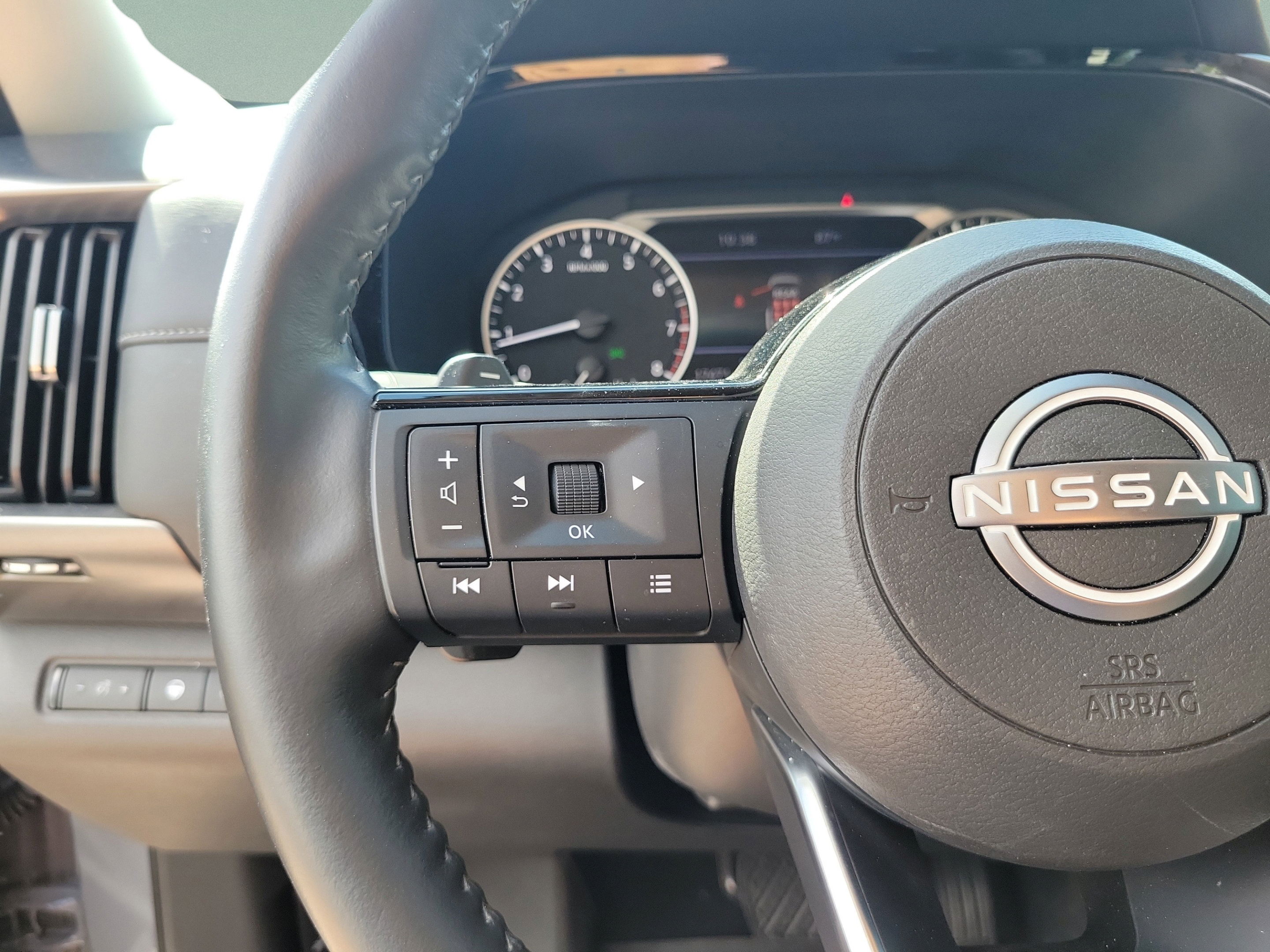 Used 2024 Nissan Pathfinder SL w/ Black Appearance Package FWD image 10