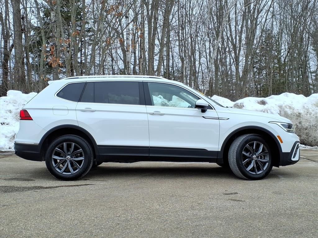Used 2022 Volkswagen Tiguan SE w/ Panoramic Sunroof Package image 2