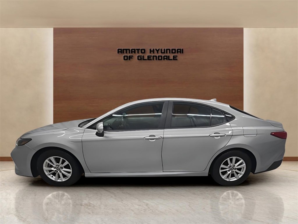 Used 2025 Toyota Camry LE image 3