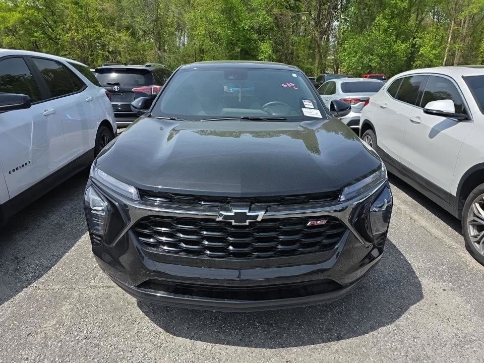 Used 2025 Chevrolet Trax RS w/ Sunroof Package FWD image 2