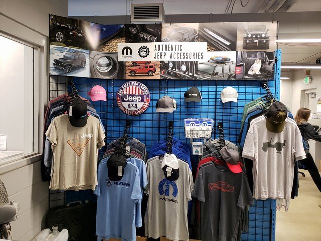 Used 2025 Chrysler Pacifica Limited w/ Uconnect Theater Family Group image 31