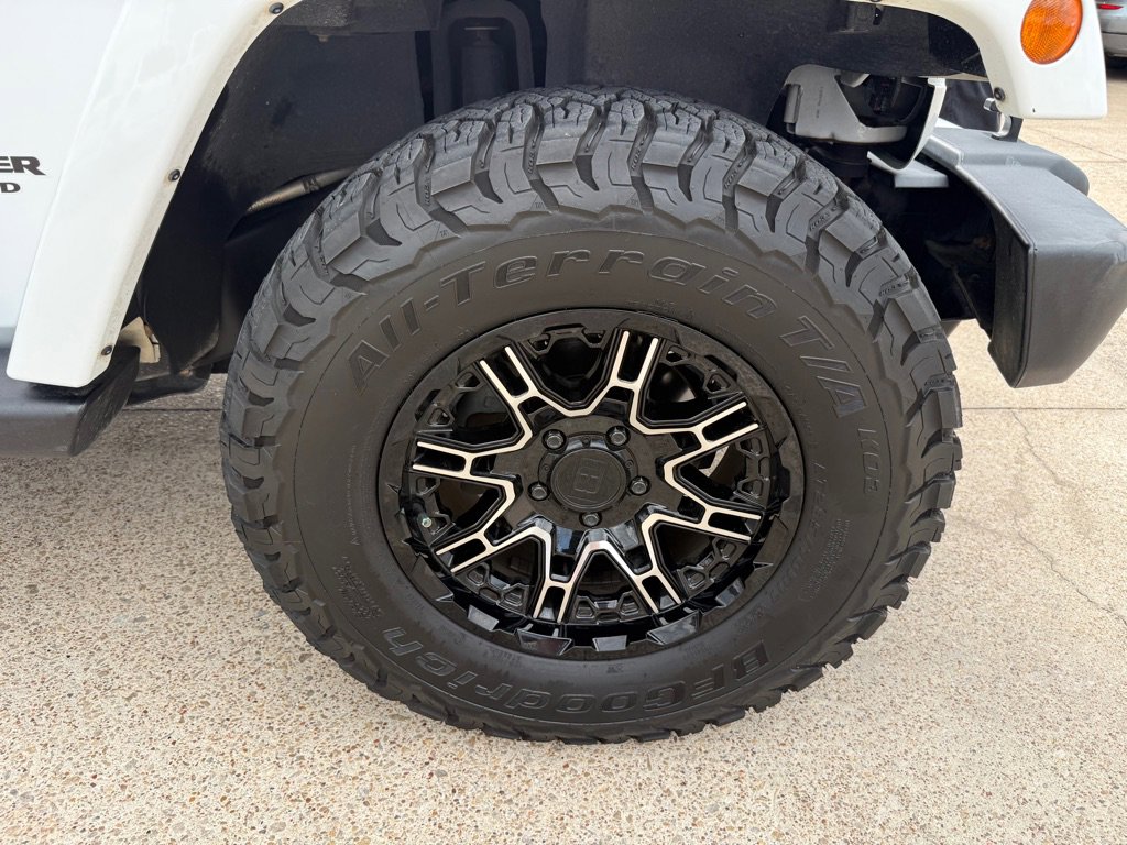 Used 2016 Jeep Wrangler Unlimited Sahara w/ Connectivity Group image 13