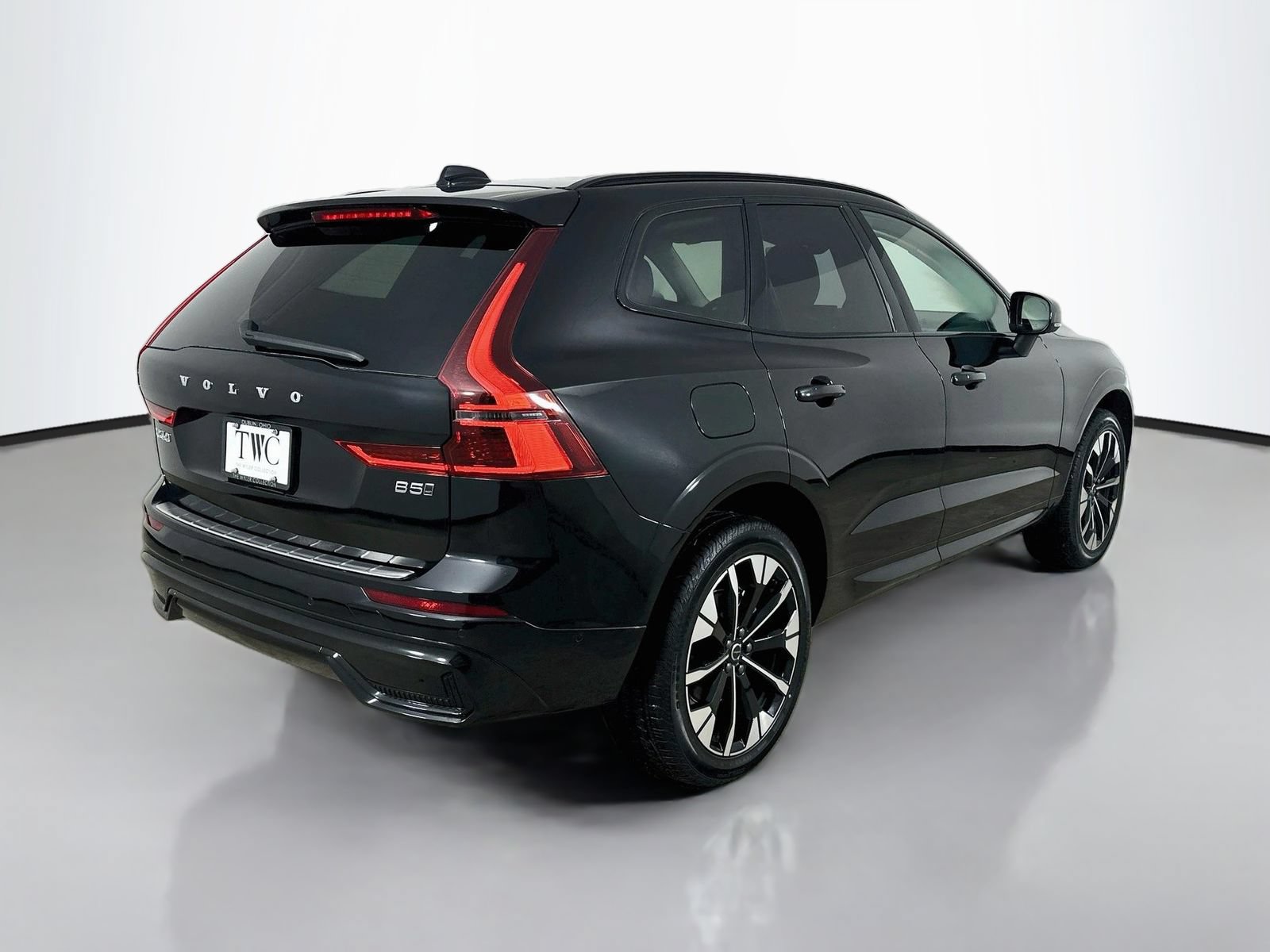 New 2026 Volvo XC60 B5 Plus w/ Protection Package Premier AWD/4WD image 5
